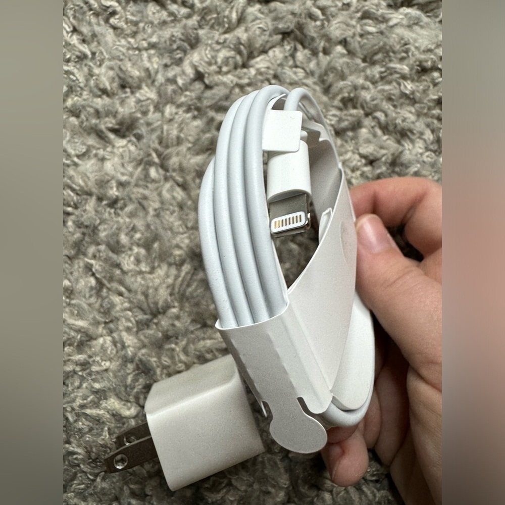 Apple charger - Picture 2 of 5